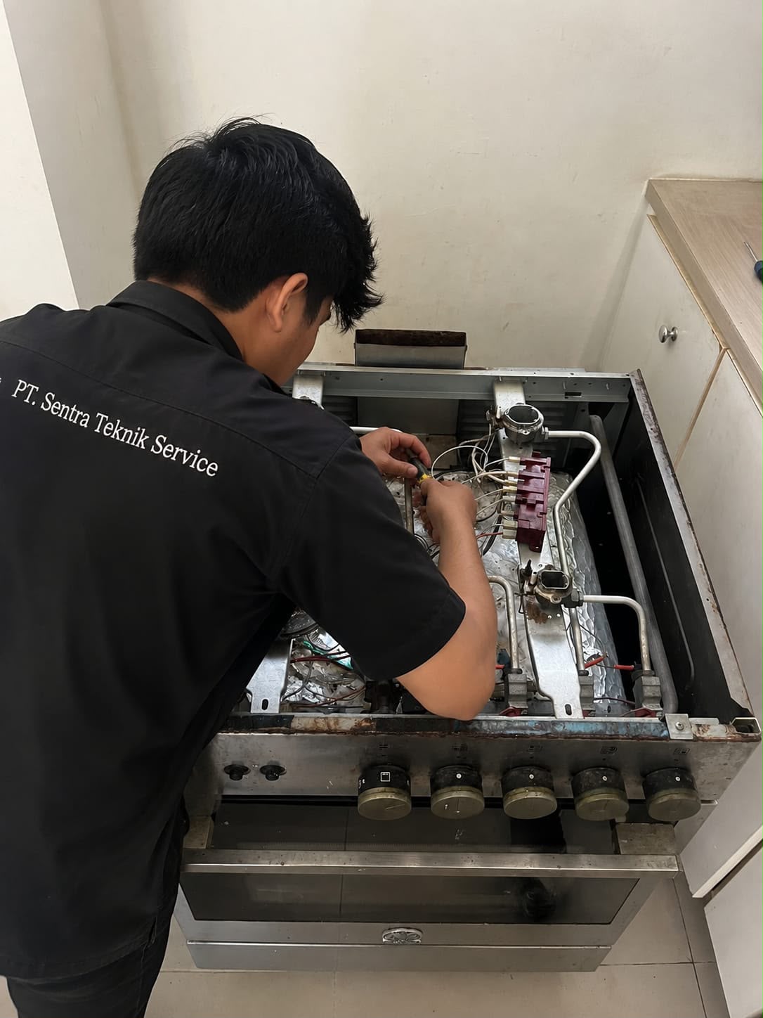 Perbaikan tungku kompor tanam Ariston