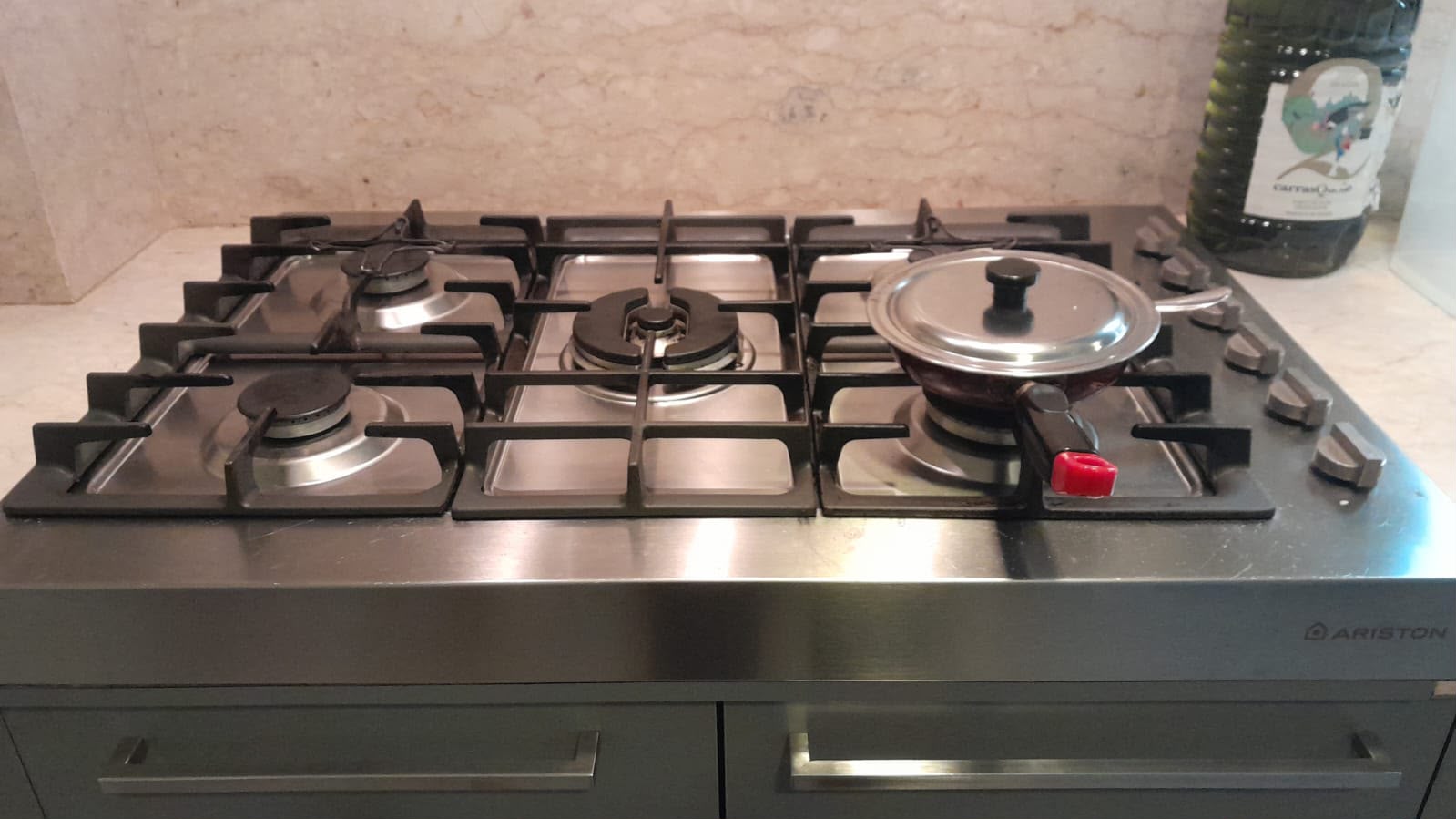 Uji kebocoran selang regulator kompor Ariston